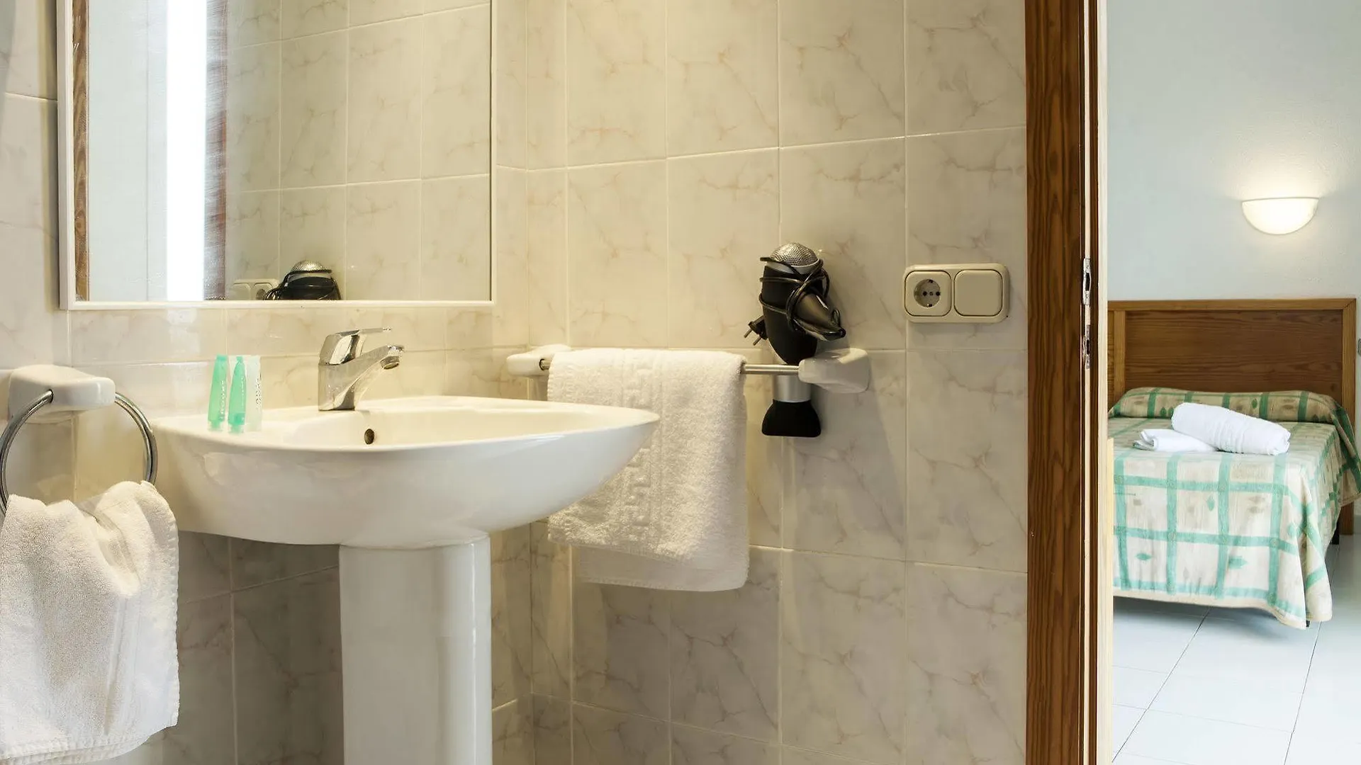 Hostal Cala Es Pujols España